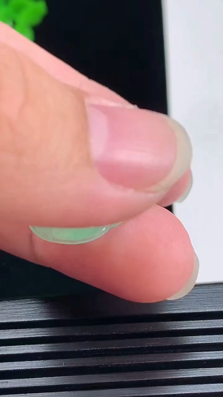 天然A货翡翠金枝玉叶 叶子吊坠，尺寸27.5-18-3.8 重量:3.78g
7月6日