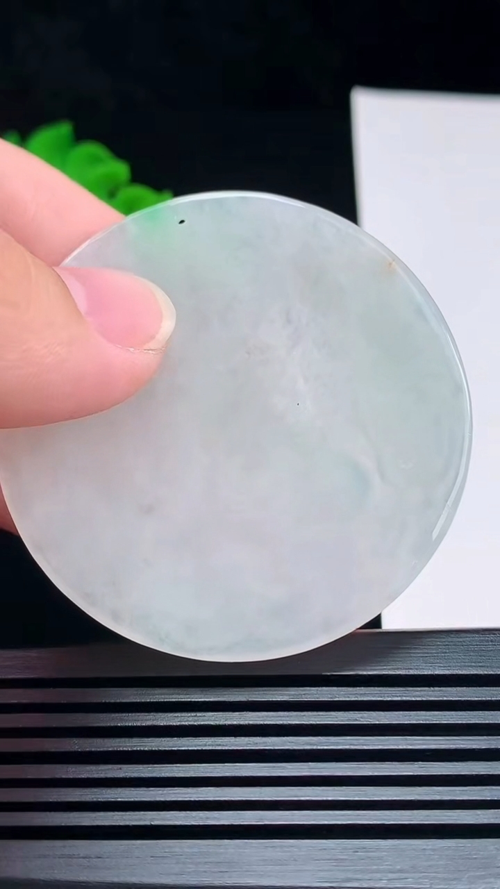天然A货翡翠虚空藏菩萨吊坠，尺寸53-4.6 重量:26.17g
7月6日
