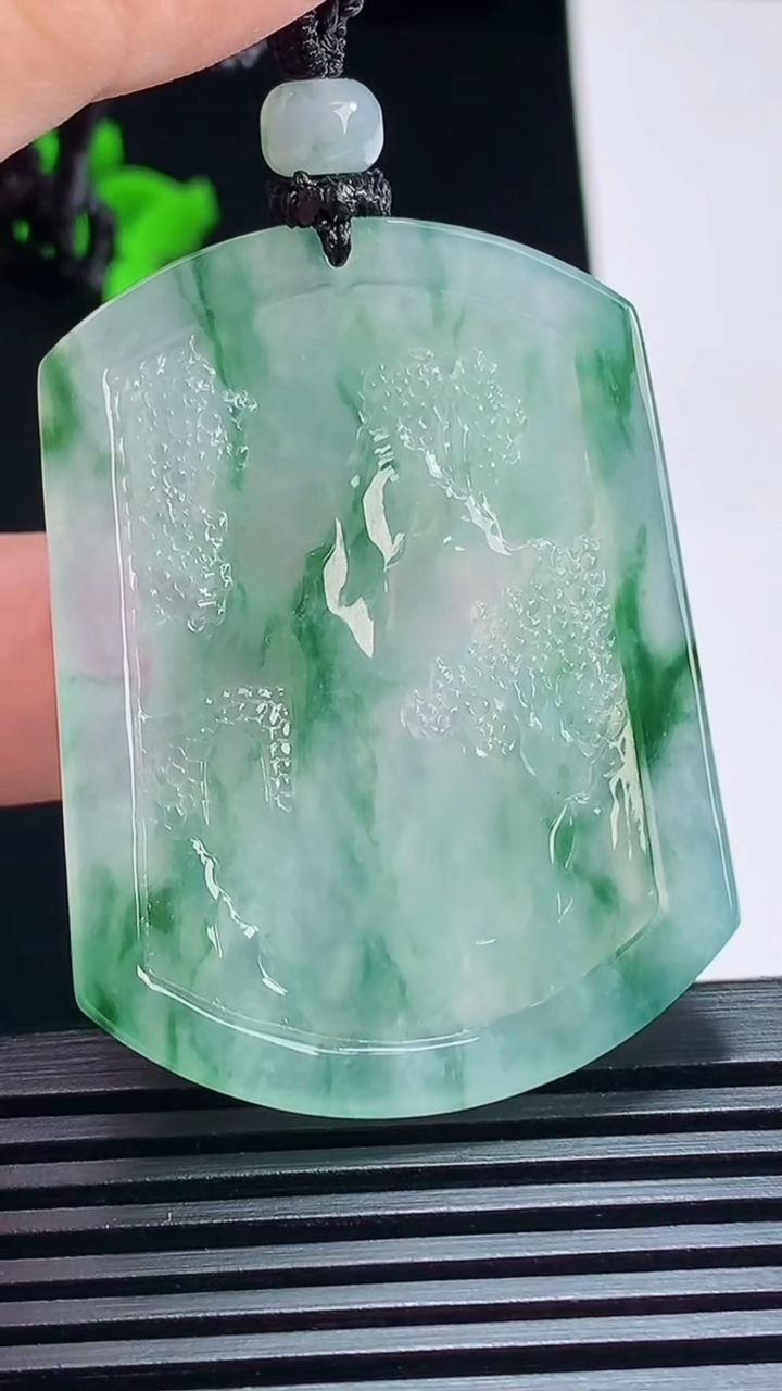 天然A货翡翠种飘花山水牌吊坠，尺寸48-36-5.2 重量:24.29g
7月6日