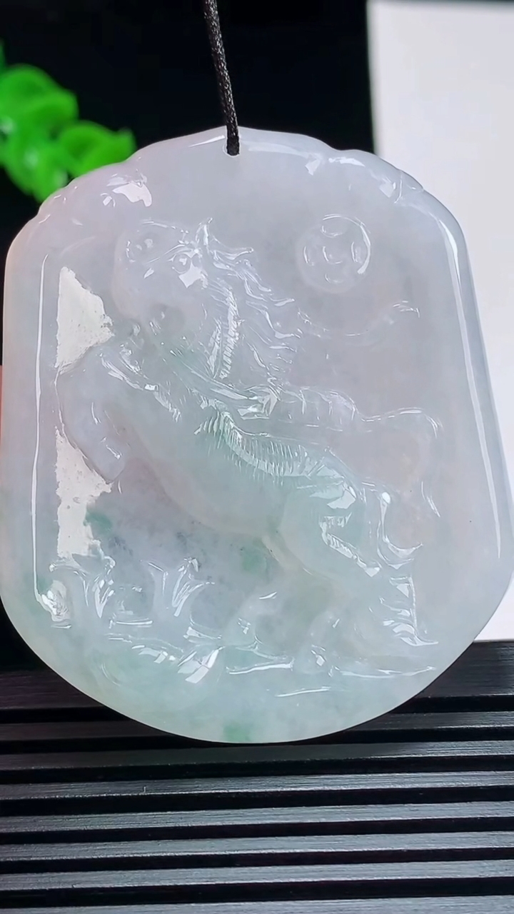 天然A货翡翠飘花生肖马牌吊坠，尺寸51-43.5-5.6 重量:27.31g
7月6日