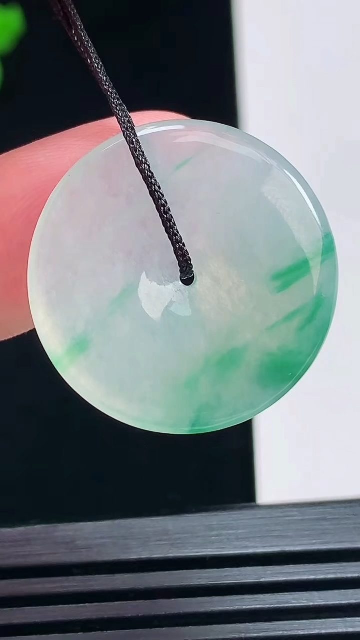 天然A货翡翠平安扣吊坠，尺寸25-3.5 重量:5.39g
7月6日