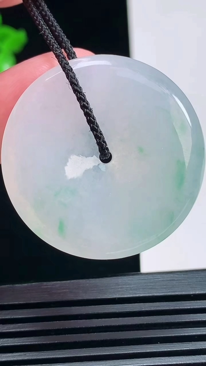 天然A货翡翠冰种飘花平安扣吊坠，尺寸35-5.2 重量:14.04g
7月6日