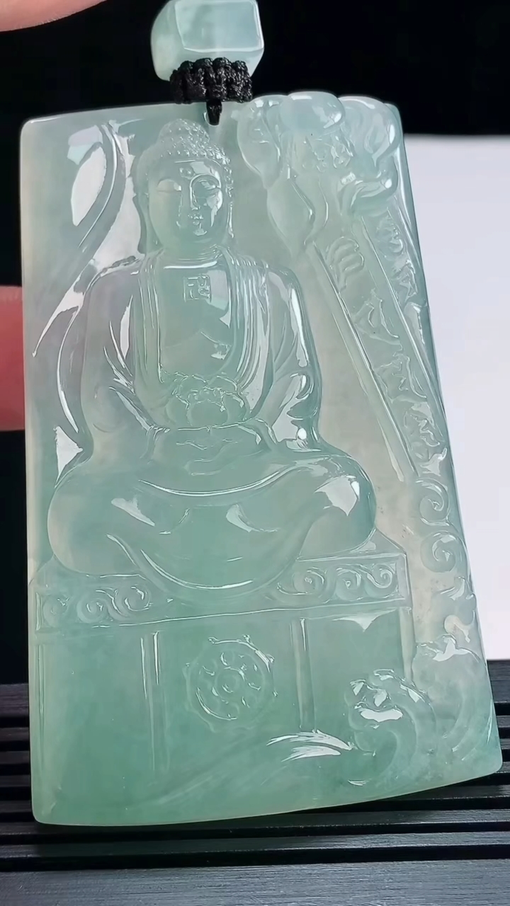 天然A货翡翠大日如来佛吊坠，尺寸69.5-44.5-6.8 重量:57.40g
7月6日