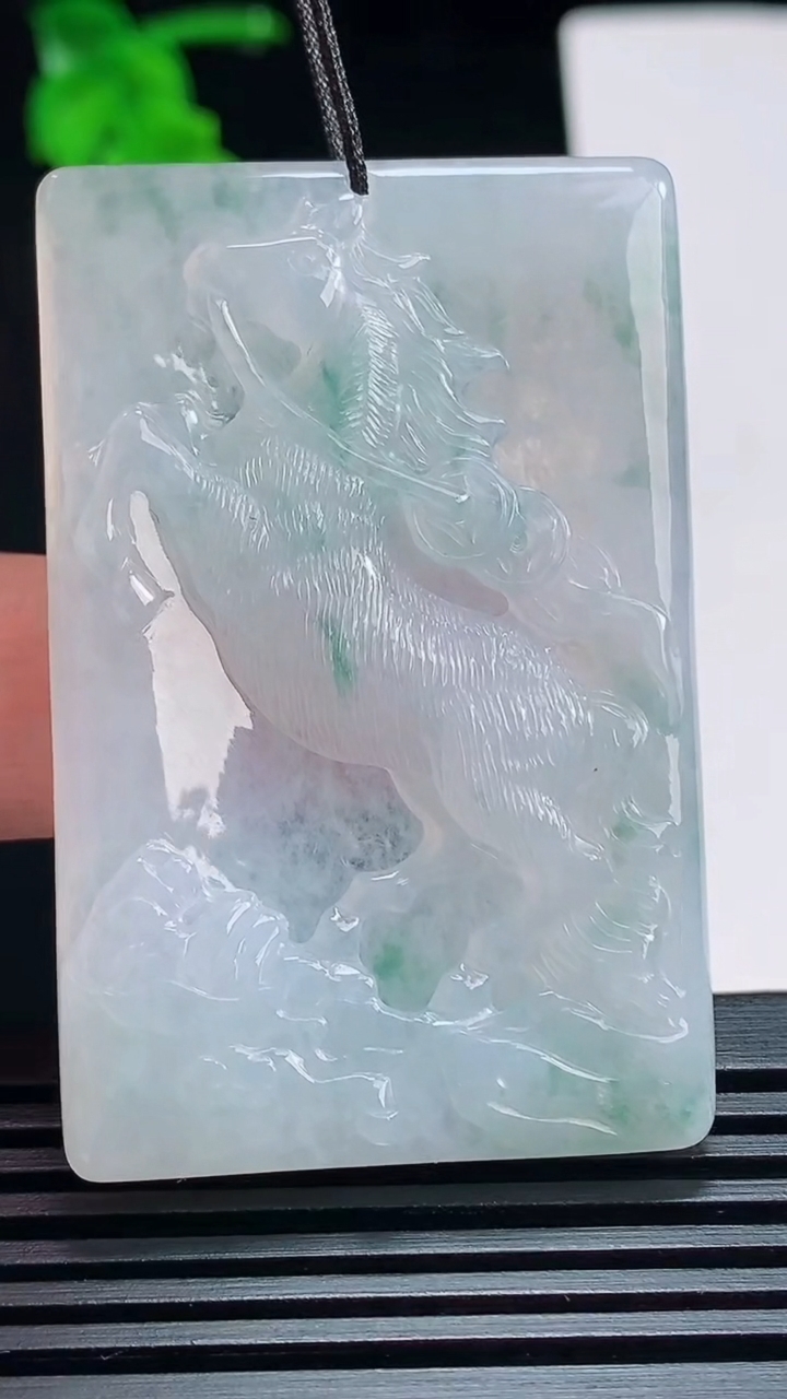 天然A货翡翠飘花生肖马牌吊坠，尺寸53-34.6-5.2 重量:24.79g
7月6日