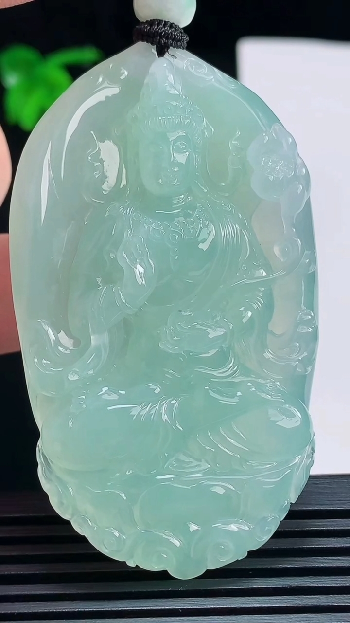 天然A货翡翠大势至菩萨吊坠，尺寸63-38-7.8 重量:36.60g
7月6日