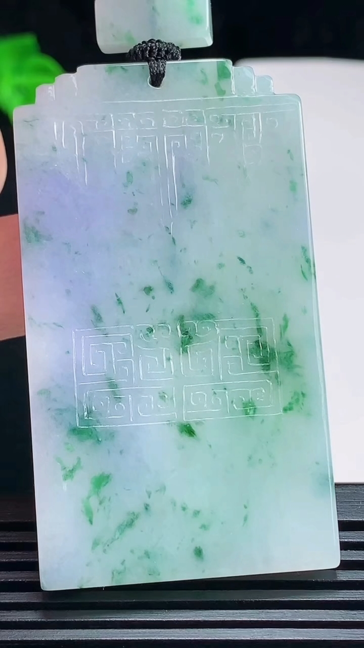 天然A货翡翠种紫罗兰 飘花仿古无事牌吊坠，尺寸62-35-5 重量:42.19g
7月7日