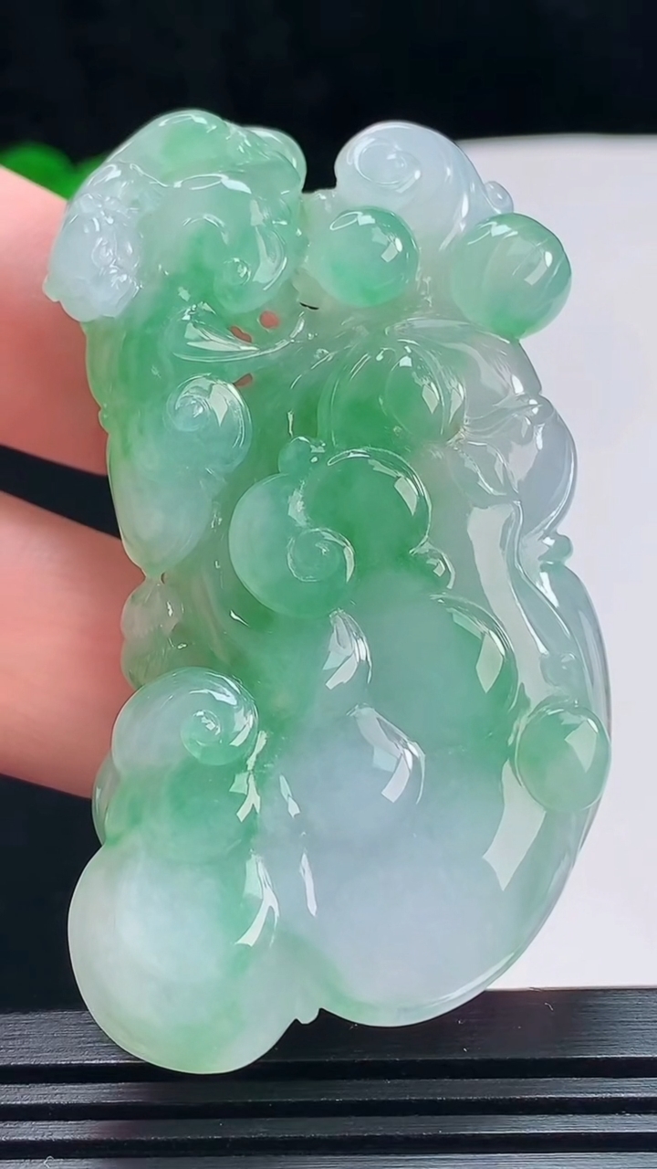 天然A货翡翠如意吊坠，尺寸64-34.6-13.2 重量:43.06g  hxl
7月7日