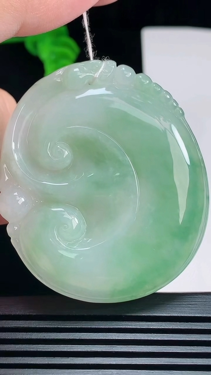 天然A货翡翠如意吊坠，尺寸54.6-48-6 重量:30.95g
7月7日