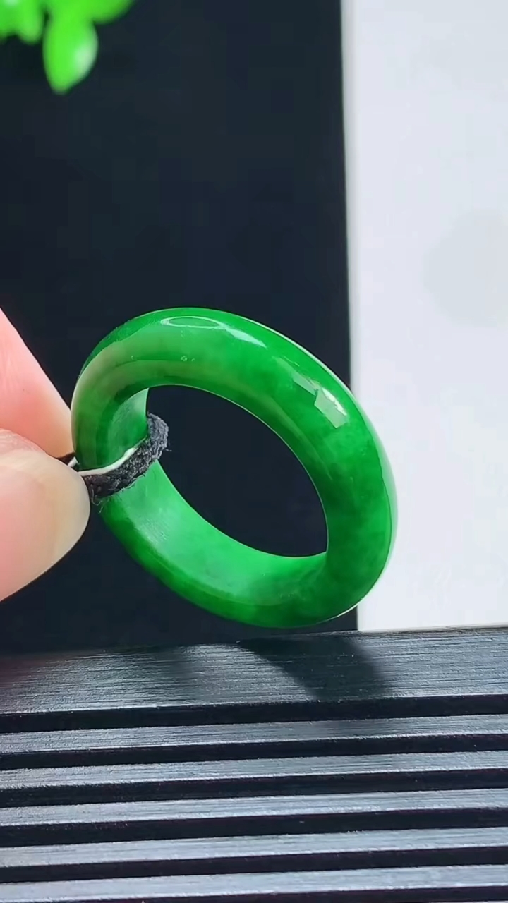 天然A货翡翠玉指环 戒指，尺寸17.3-5.5-3.5 重量:4.18g2026年7月7日
工厂直销收藏佳品,种好水足，色泽均匀，有种有色，上手高大气！