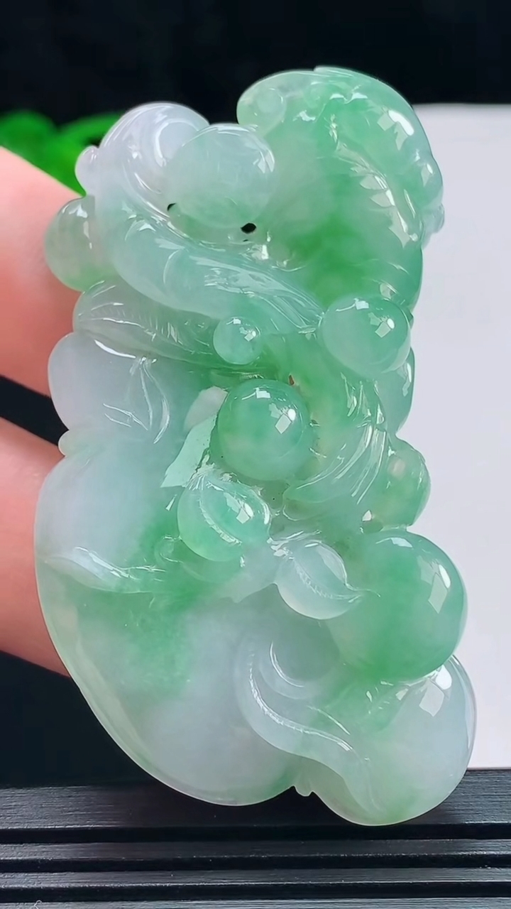 天然A货翡翠如意吊坠，尺寸64-34.6-13.2 重量:43.06g  hxl
7月7日