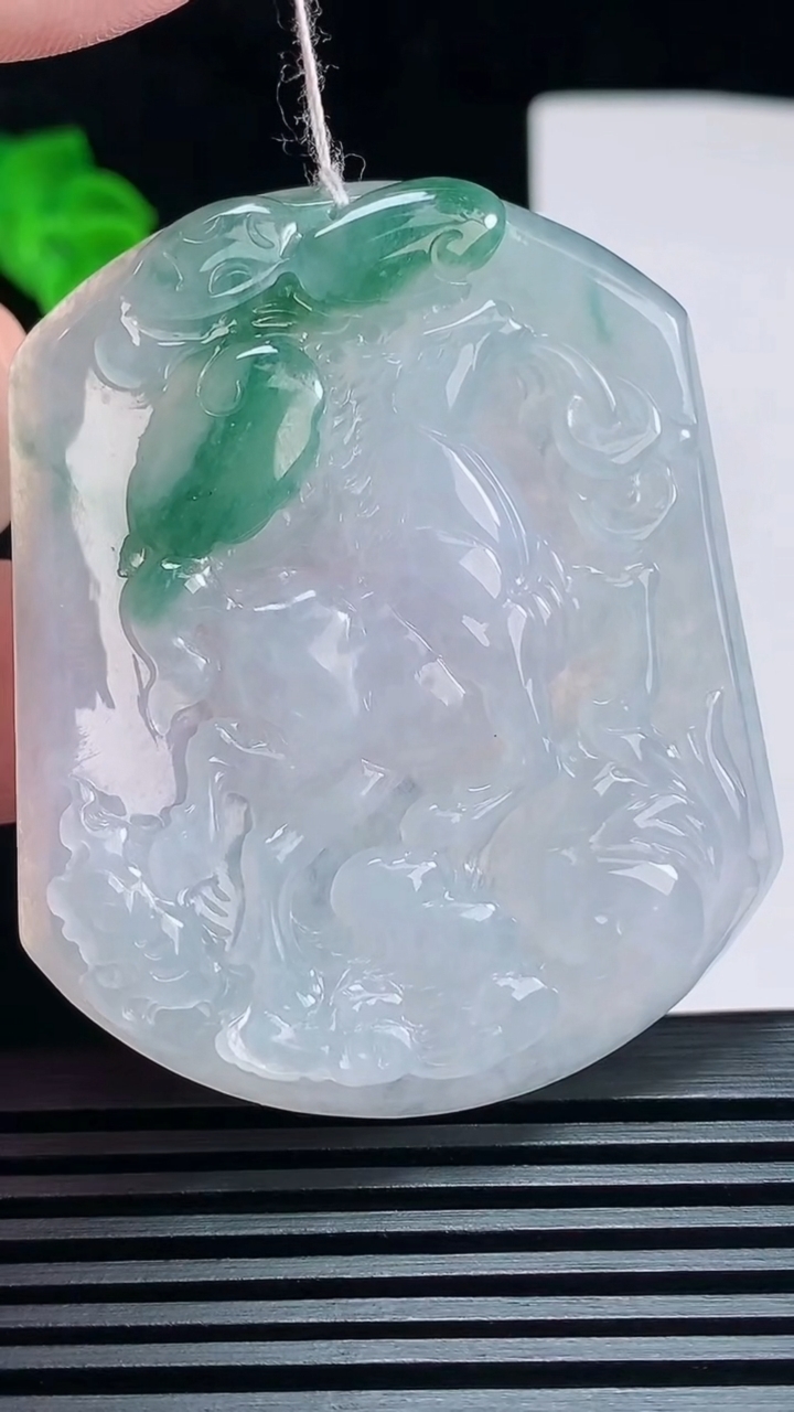 天然A货翡翠飘花生肖马牌吊坠，尺寸55-46.5-5.5 重量:32.47g
7月7日