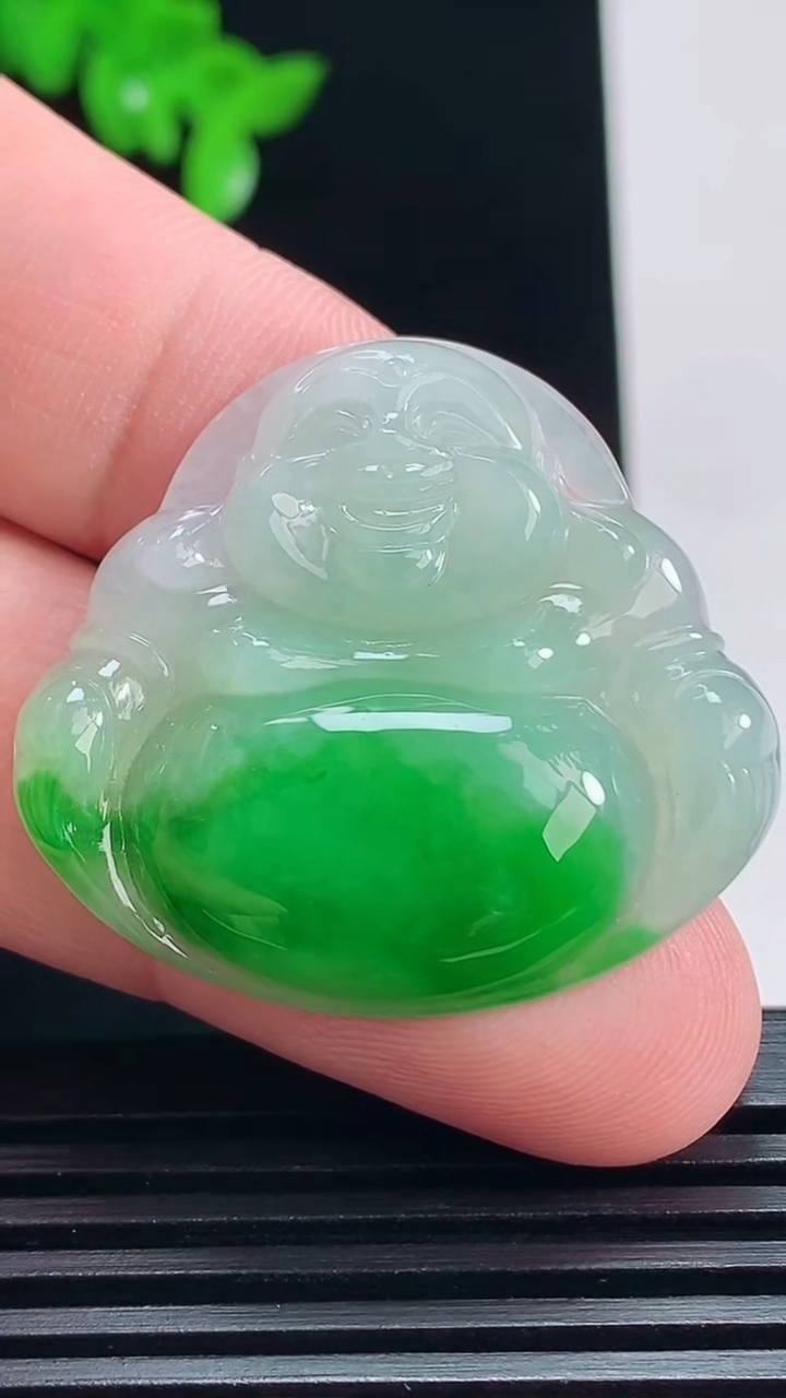 天然A货翡翠佛公吊坠，尺寸31-34-5.8 重量:9.80g
7月7日