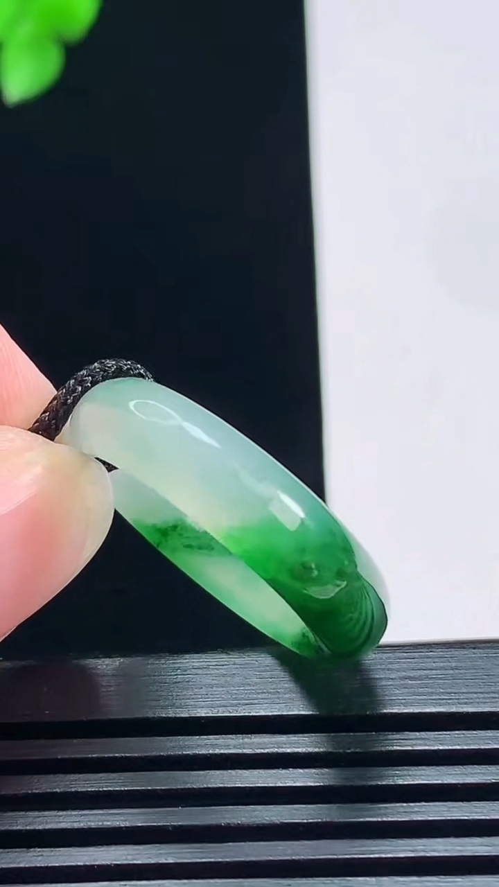 天然A货翡翠玉指环 戒指，尺寸19.6-6-3.5 重量:4.48g2026年7月7日
工厂直销收藏佳品,种好水足，色泽均匀，有种有色，上手高大气！