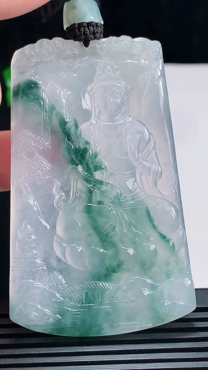 天然A货翡翠种飘花山水 大势至菩萨吊坠，尺寸69-42.6-5 重量:41.35g
7月7日