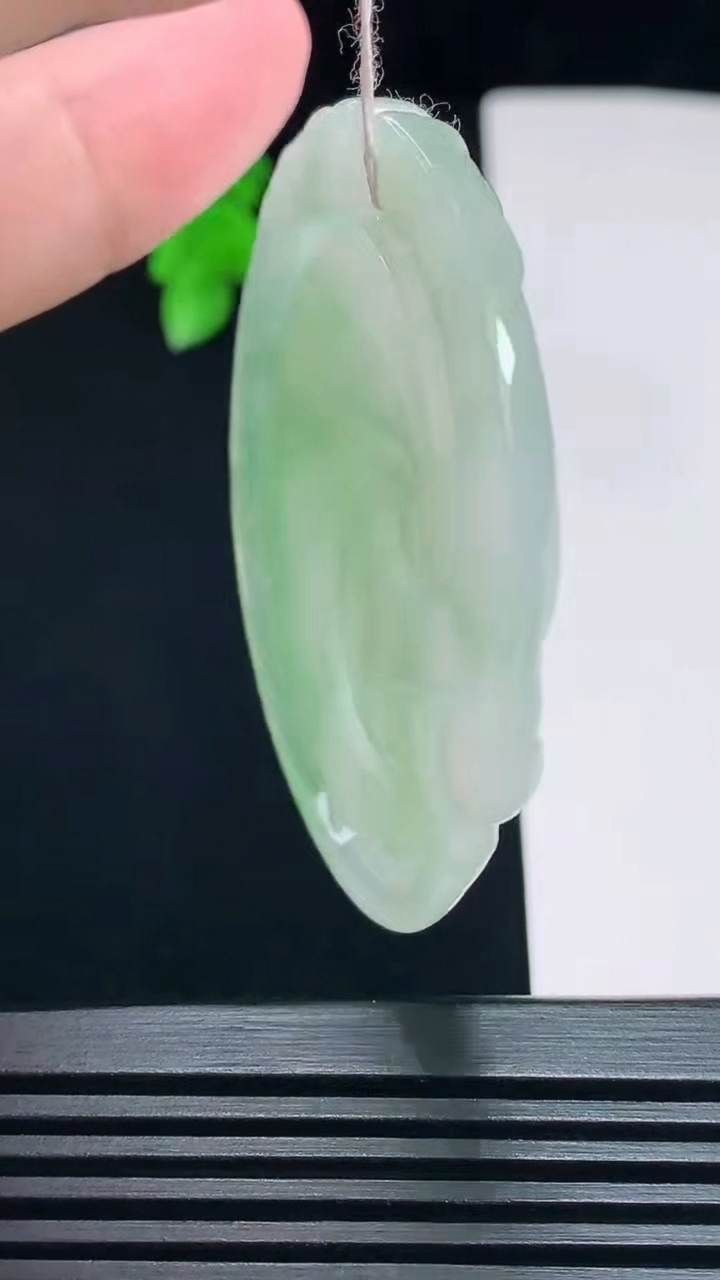 天然A货翡翠如意吊坠，尺寸54.6-48-6 重量:30.95g
7月7日