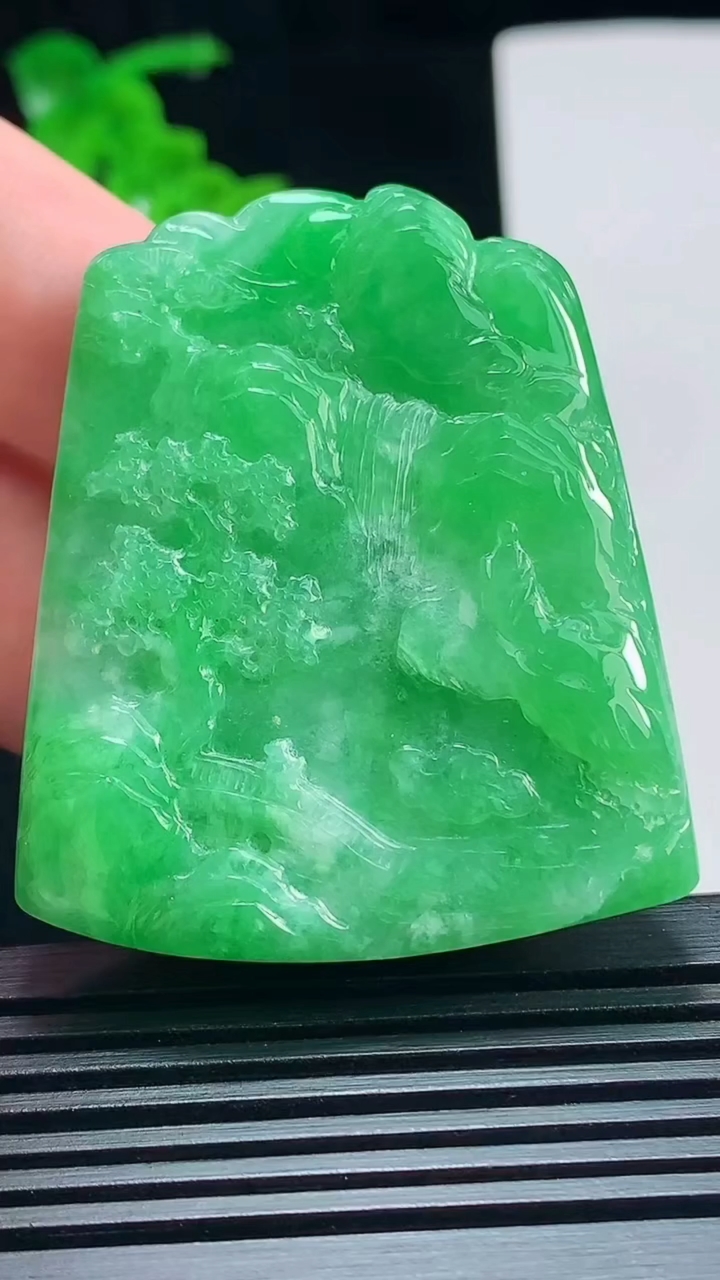 天然A货翡翠山水牌吊坠，尺寸48-41.6-10 重量:44.60g
7月7日
