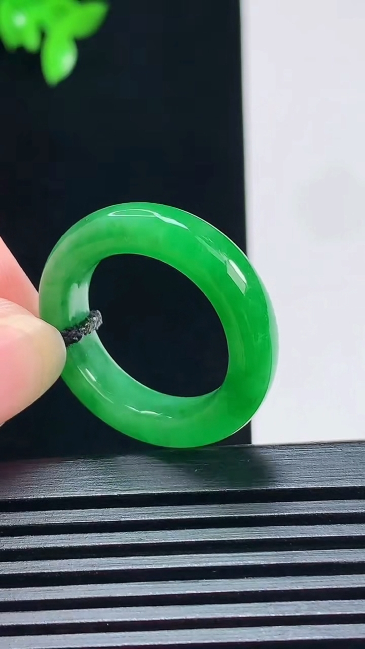 天然A货翡翠玉指环 戒指，尺寸18.3-5.6-4.2 重量:5.15g2026年7月7日
工厂直销收藏佳品,种好水足，色泽均匀，有种有色，上手高大气！