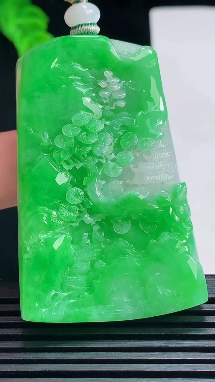 天然A货翡翠山水牌吊坠，尺寸55.5-36-8.3 重量:41.02g
7月7日