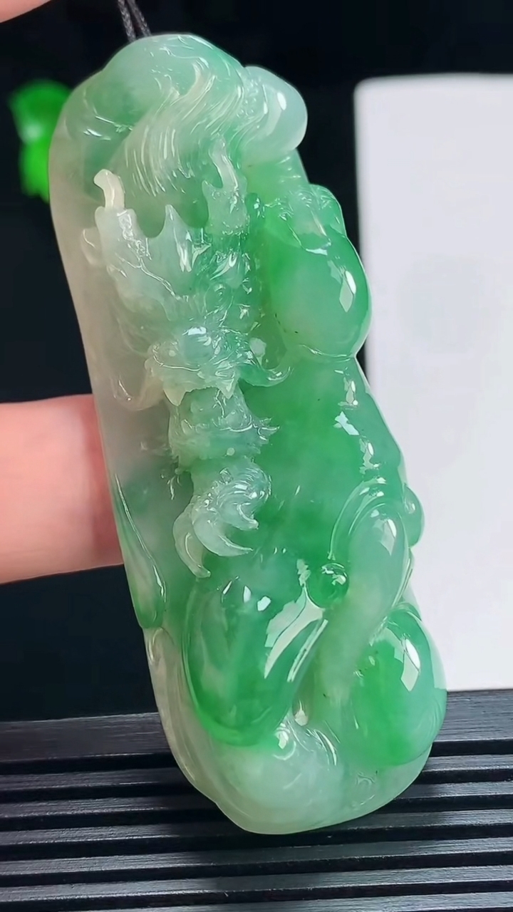 天然A货翡翠龙牌吊坠，尺寸68.6-24-14 重量:40.70g
7月7日