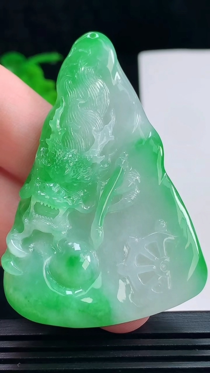 天然A货翡翠龙牌吊坠，尺寸63-42-7.6 重量:31.04g
7月7日