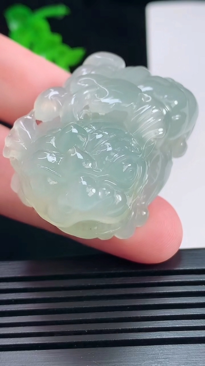 天然A货翡翠貔貅吊坠，尺寸50-30-26 重量:63.83g  hxl
7月7日
