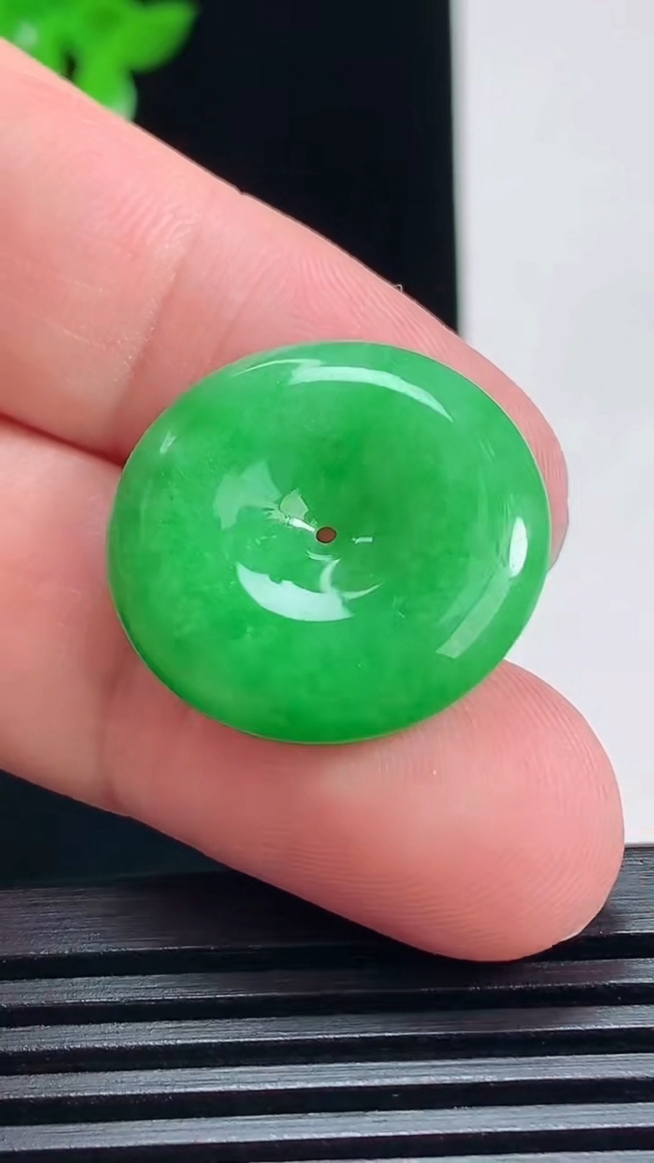 天然A货翡翠平安扣吊坠，尺寸23-5 重量:5.78g
7月7日