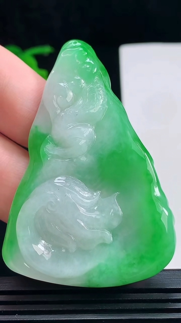 天然A货翡翠龙牌吊坠，尺寸63-42-7.6 重量:31.04g
7月7日