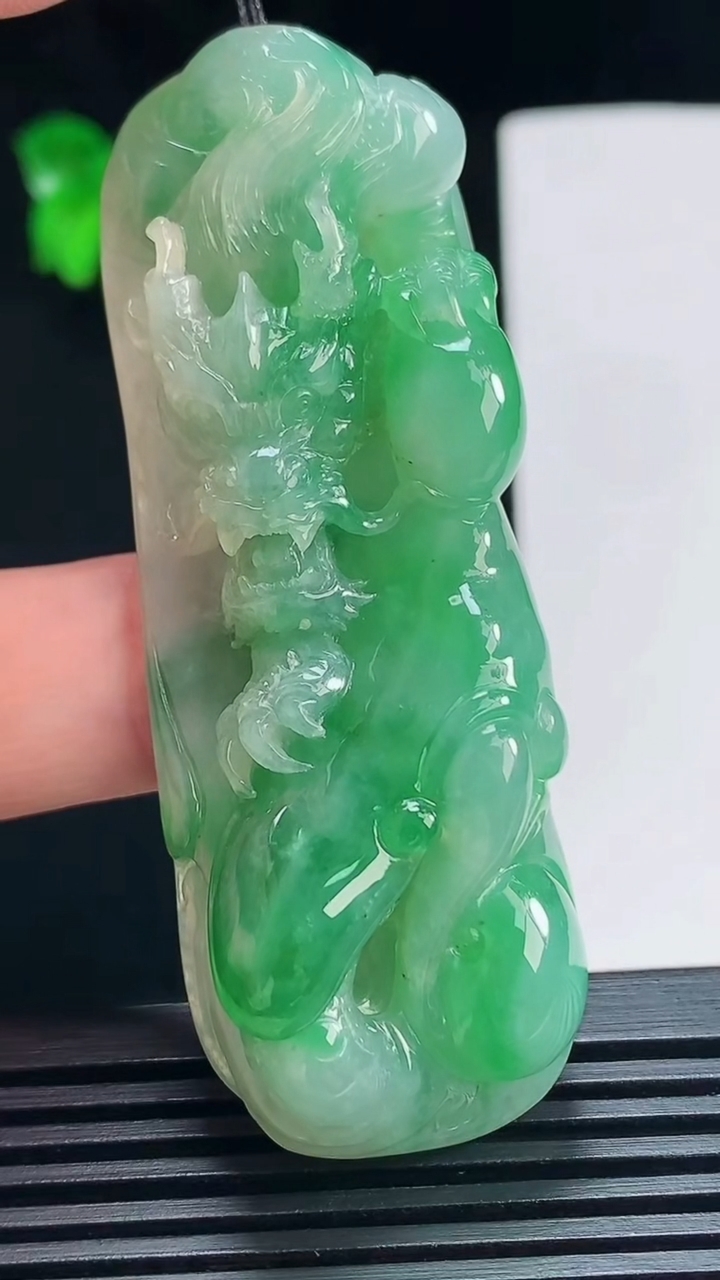 天然A货翡翠龙牌吊坠，尺寸68.6-24-14 重量:40.70g
7月7日