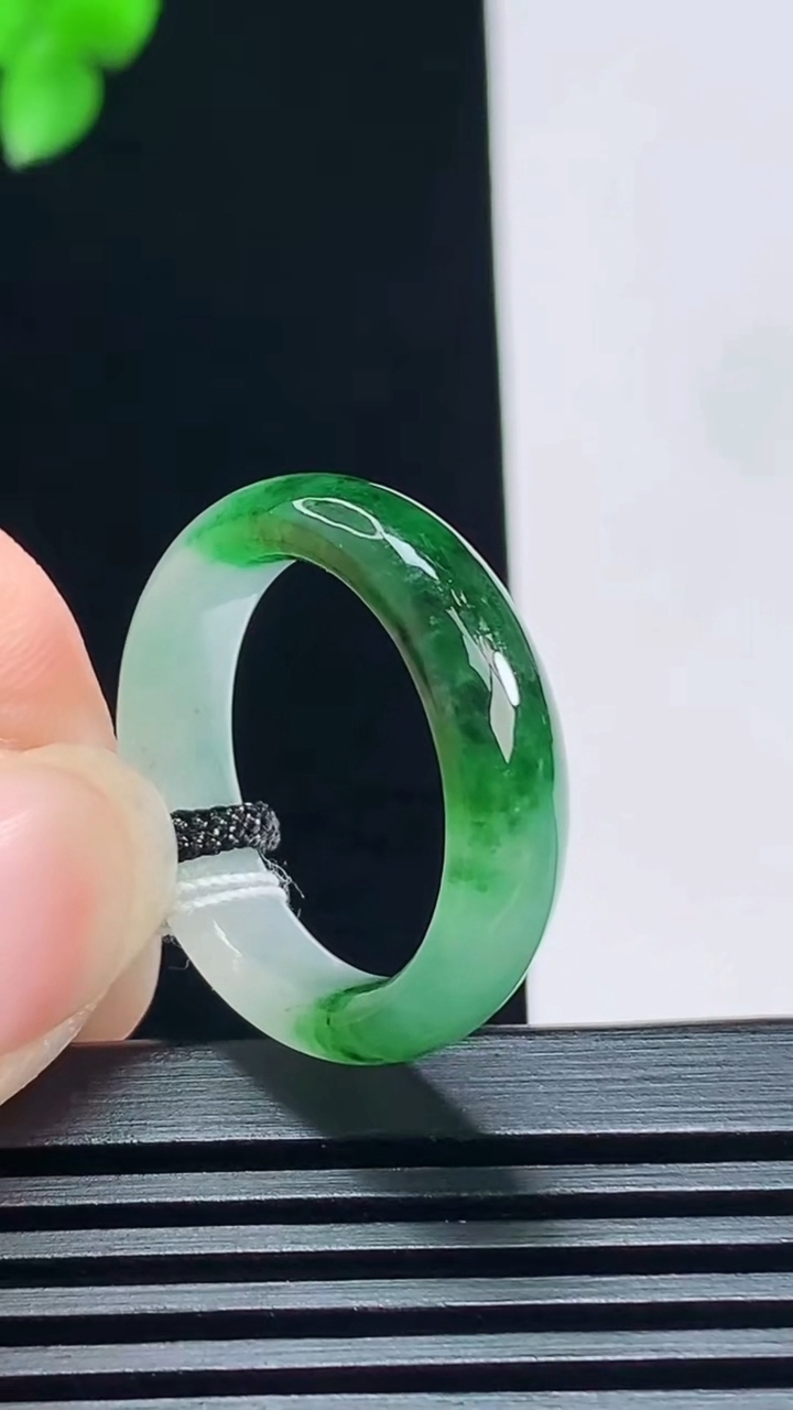 天然A货翡翠玉指环 戒指，尺寸19.6-6-3.5 重量:4.48g2026年7月7日
工厂直销收藏佳品,种好水足，色泽均匀，有种有色，上手高大气！