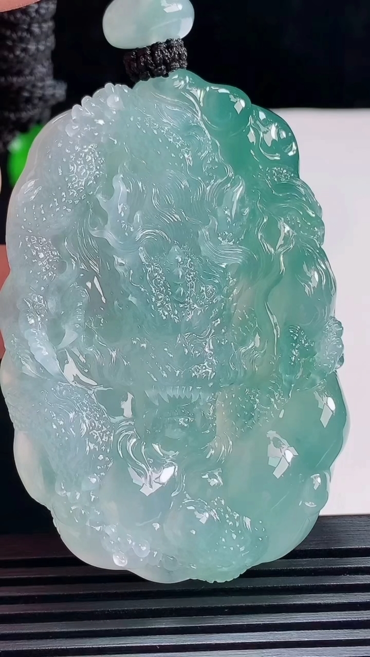 天然A货翡翠种飘花龙牌吊坠，尺寸65.6-44.5-11.6 重量:72.89g
7月7日