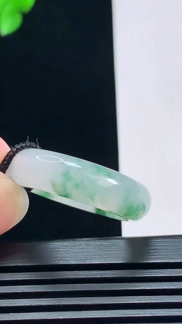 天然A货翡翠冰种飘花玉指环 戒指，尺寸20.3-7-4 重量:648g2026年7月7日
工厂直销收藏佳品,种好水足，色泽均匀，有种有色，上手高大气！