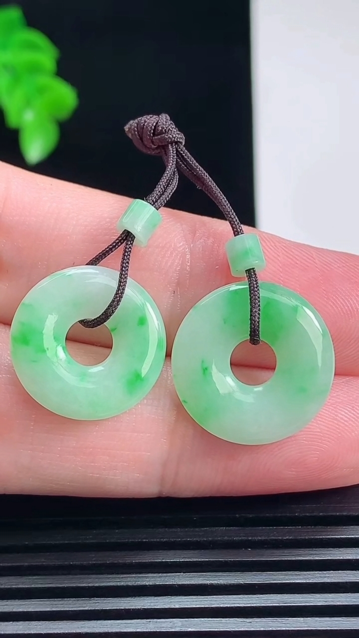 天然A货翡翠平安环吊坠一对，尺寸18-3 重量:3.70g
7月7日