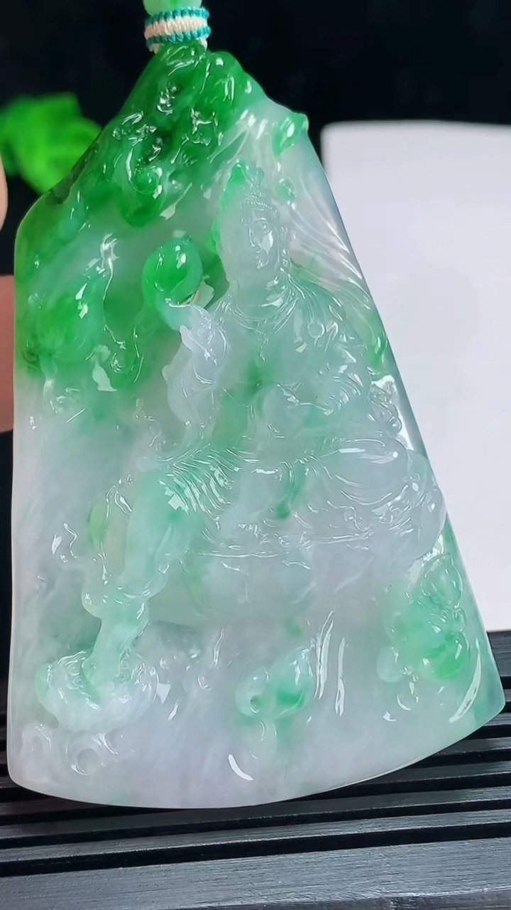 天然A货翡翠大势至菩萨吊坠，尺寸73-47-10.6 重量:53.51g
7月7日