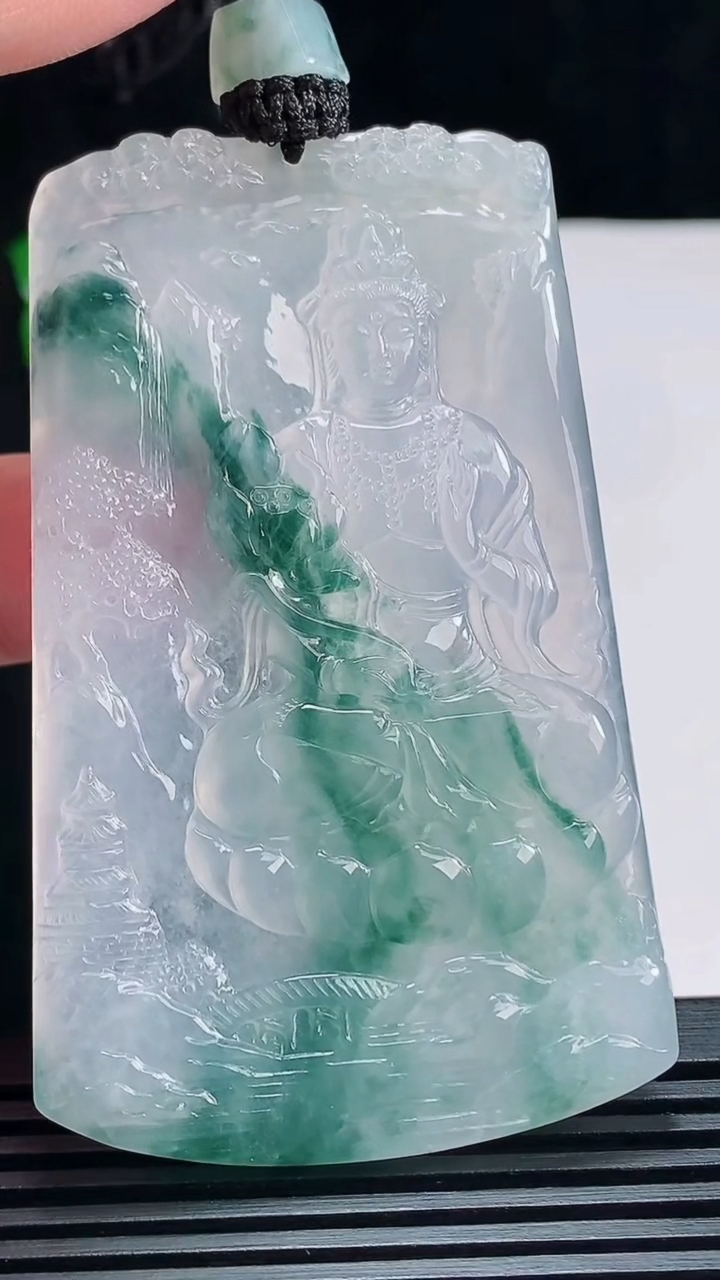 天然A货翡翠种飘花山水 大势至菩萨吊坠，尺寸69-42.6-5 重量:41.35g
7月7日