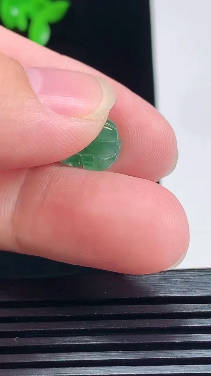 天然A货翡翠生肖猪吊坠，尺寸11.5-9-7 重量:1.50g
7月7日