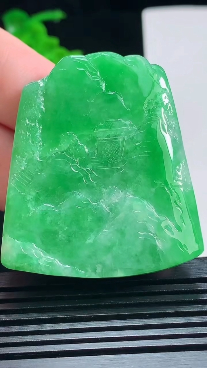 天然A货翡翠山水牌吊坠，尺寸48-41.6-10 重量:44.60g
7月7日