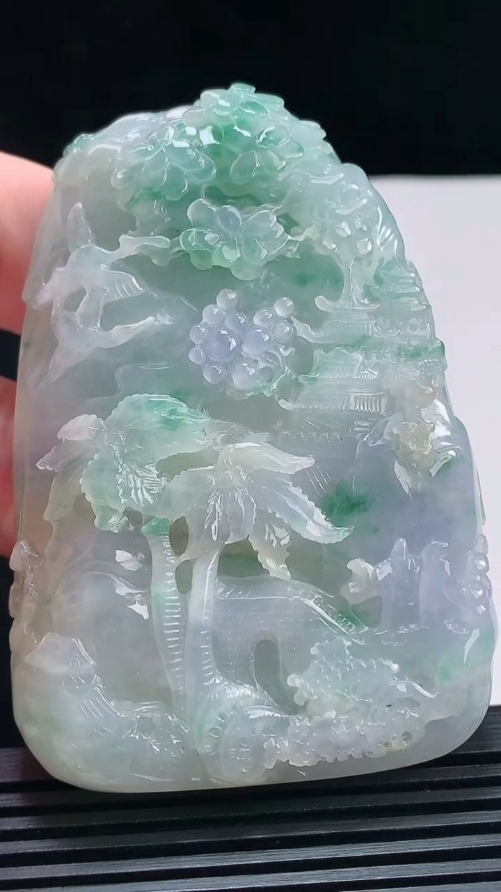 天然A货翡翠紫罗兰 飘花山水牌吊坠，尺寸74-51.8-19 重量:121.83g
7月7日