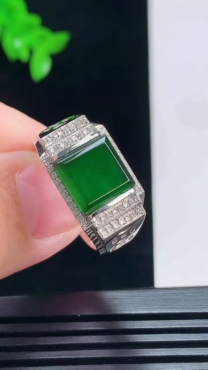 天然A货翡翠马鞍戒指，尺寸19.5-9-5.8 重量:4.80g2026年7月7日
工厂直销收藏佳品,种好水足，色泽均匀，有种有色，上手高大气！