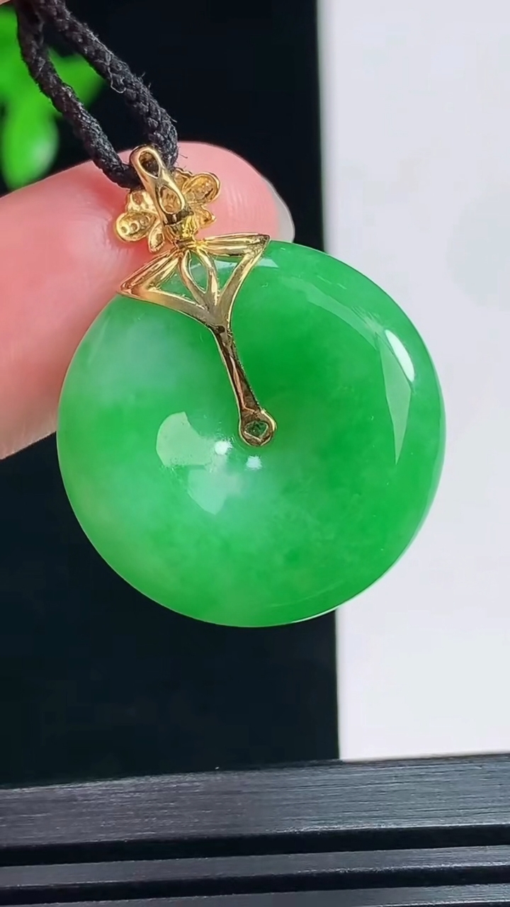 天然A货翡翠平安扣吊坠，尺寸30-23-5.8 重量:7.49g
7月7日