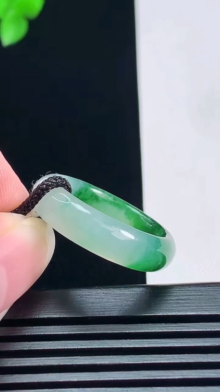 天然A货翡翠玉指环 戒指，尺寸19.6-6-3.5 重量:4.48g2026年7月7日
工厂直销收藏佳品,种好水足，色泽均匀，有种有色，上手高大气！
