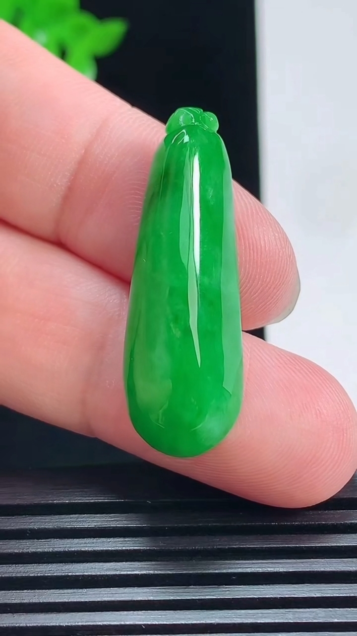 天然A货翡翠福瓜吊坠，尺寸35-12-7.2 重量:5.88g
7月7日