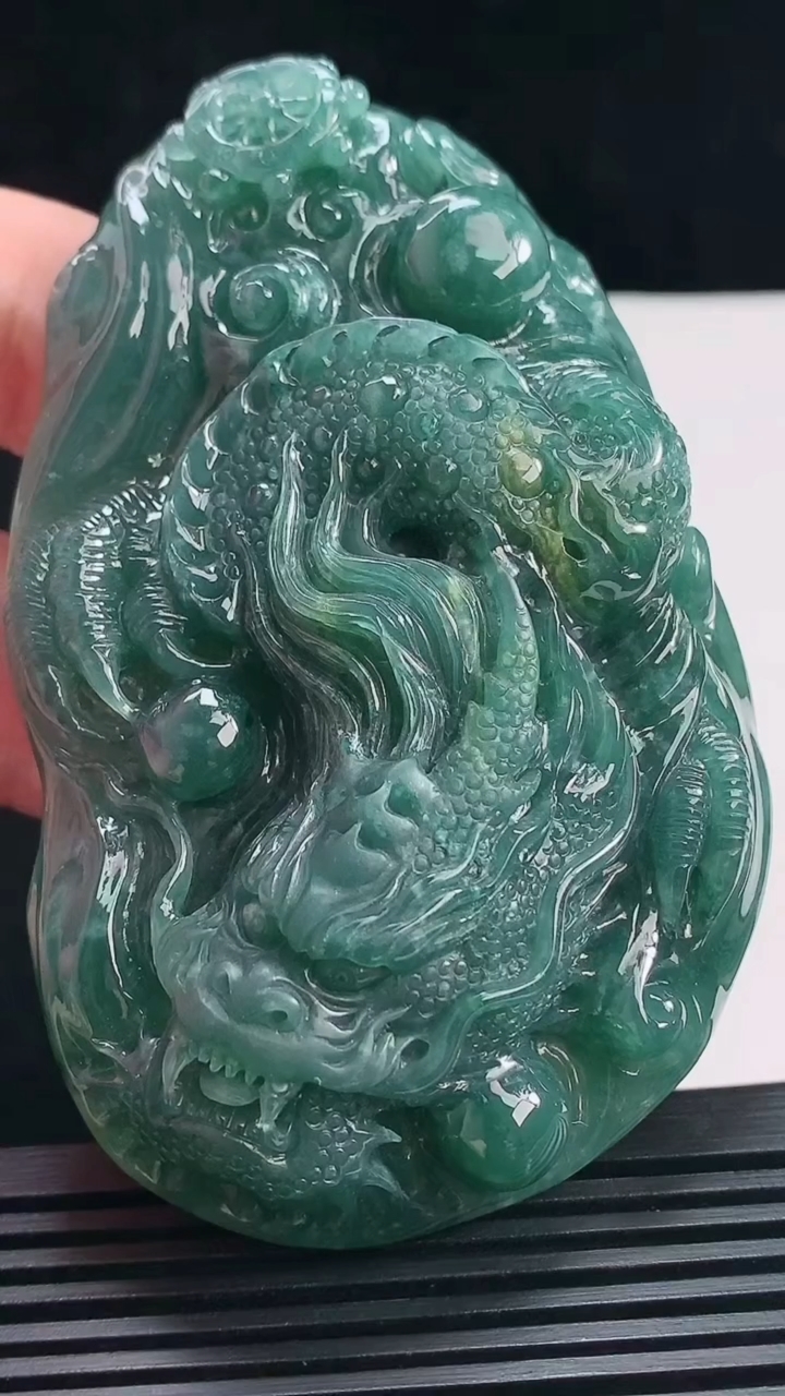 天然A货翡翠龙牌吊坠，尺寸86-52.6-19 重量:128.77g
7月7日