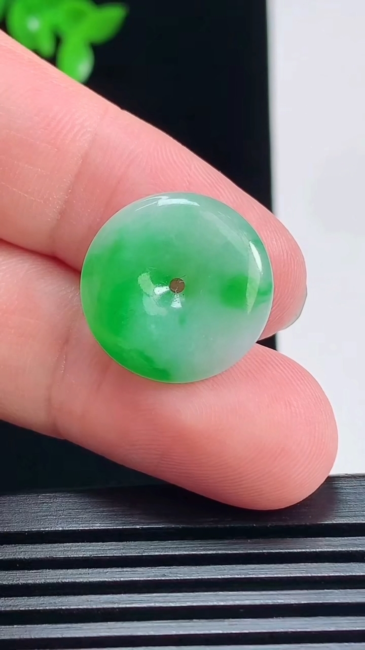 天然A货翡翠平安扣吊坠，尺寸18-3.5 重量:2.49g
7月7日