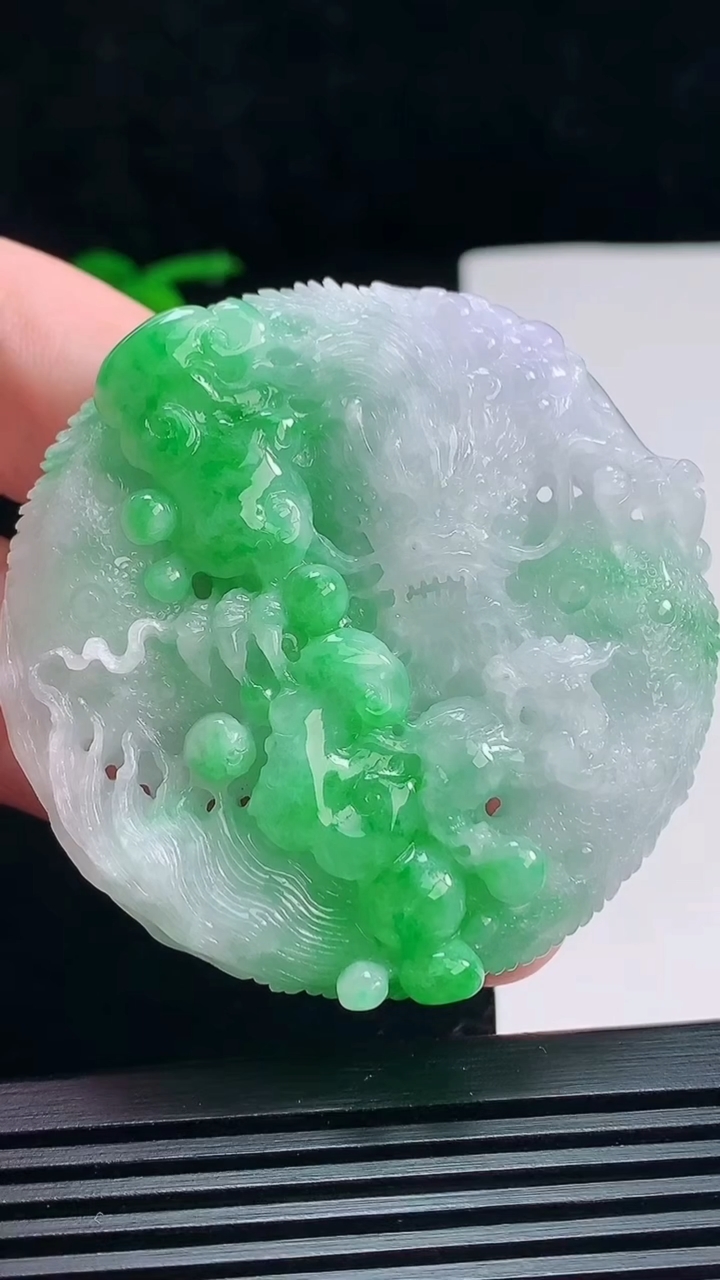 天然A货翡翠龙牌吊坠，尺寸55-15 重量:65.83g  hxl
7月7日