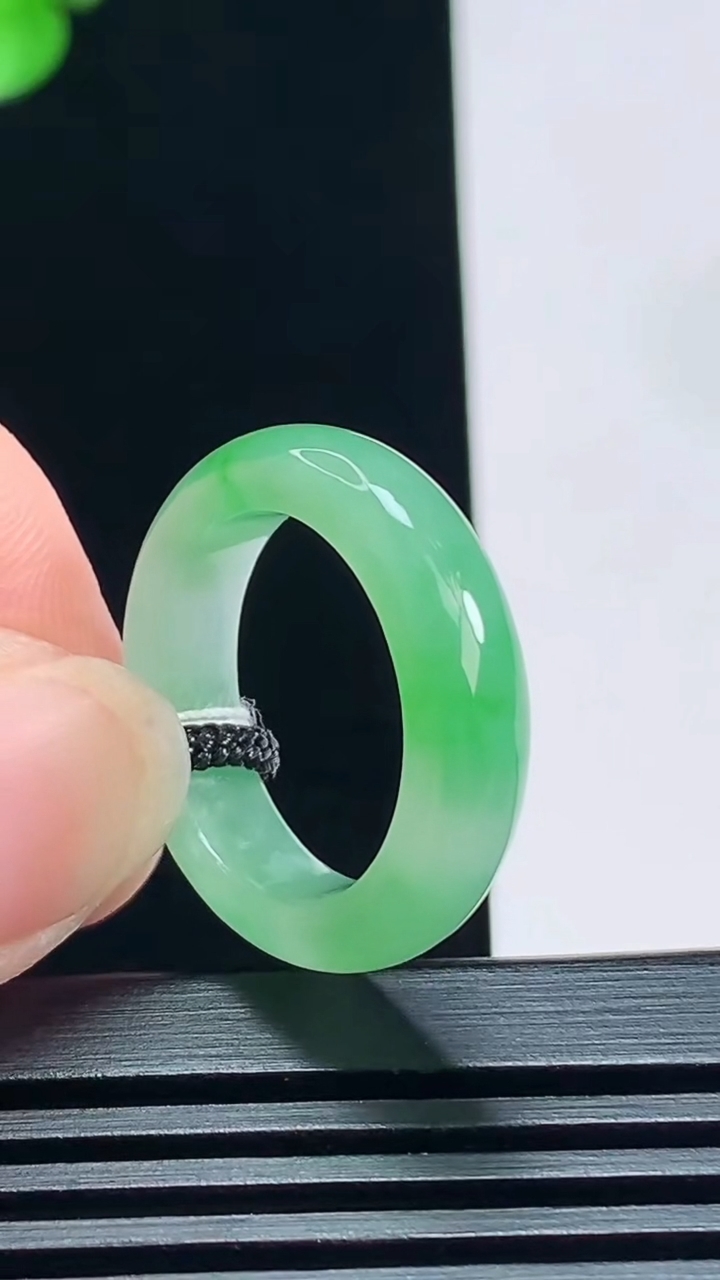 天然A货翡翠玉指环 戒指，尺寸17.5-5.5-3.6 重量:4.24g2026年7月7日
工厂直销