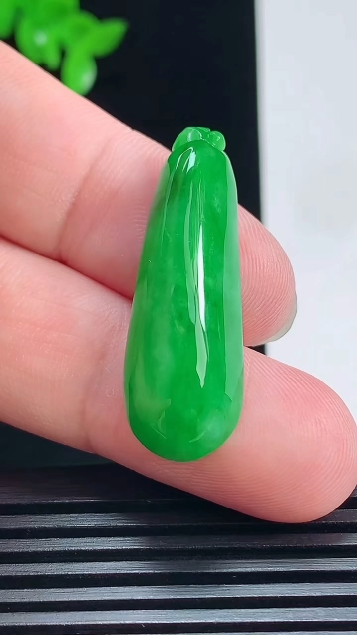 天然A货翡翠福瓜吊坠，尺寸35-12-7.2 重量:5.88g
7月7日