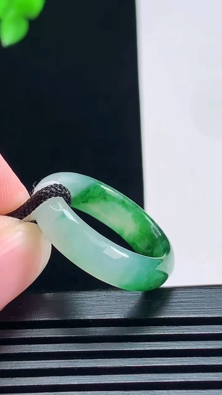 天然A货翡翠玉指环 戒指，尺寸19.6-6-3.5 重量:4.48g2026年7月7日
工厂直销收藏佳品,种好水足，色泽均匀，有种有色，上手高大气！