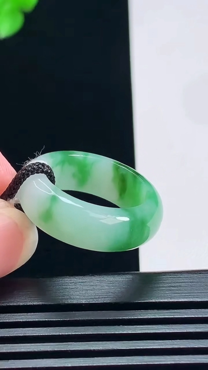 天然A货翡翠玉指环 戒指，尺寸18-7.5-3.5 重量:5.28g2026年7月7日
工厂直销收藏佳品,种好水足，色泽均匀，有种有色，上手高大气！