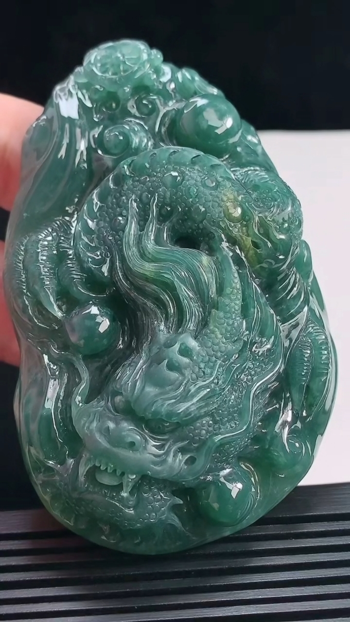 天然A货翡翠龙牌吊坠，尺寸86-52.6-19 重量:128.77g
7月7日