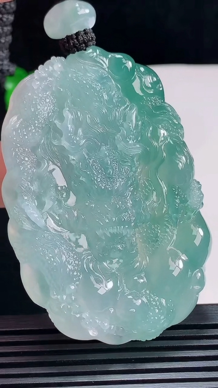天然A货翡翠种飘花龙牌吊坠，尺寸65.6-44.5-11.6 重量:72.89g
7月7日